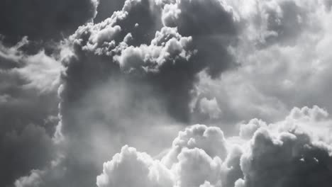 4k 影像:天空的黑云和雷雨