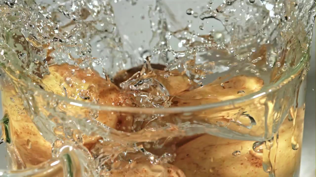 Patate fresche che cadono nell'acqua al rallentatore