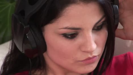 mujer escuchando música 07