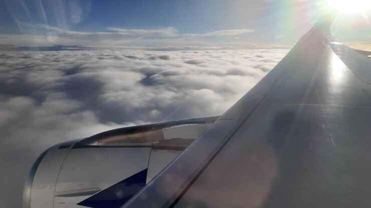 Vista dal finestrino di un aereo sulle montagne innevate