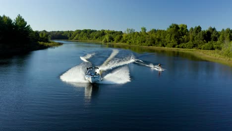 drohnenvideo eines wakeboarders hinter einem boot auf einem see