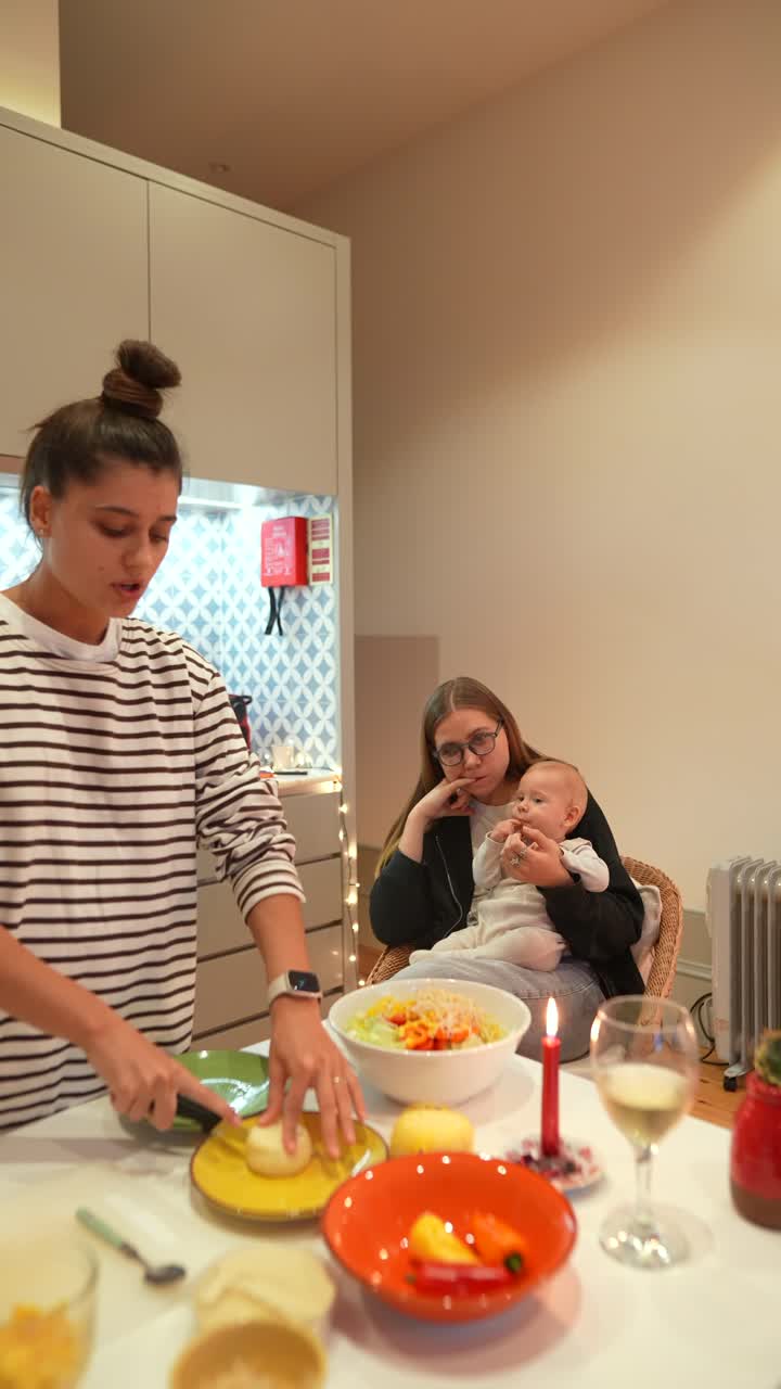 부엌에서 함께 요리하는 가족