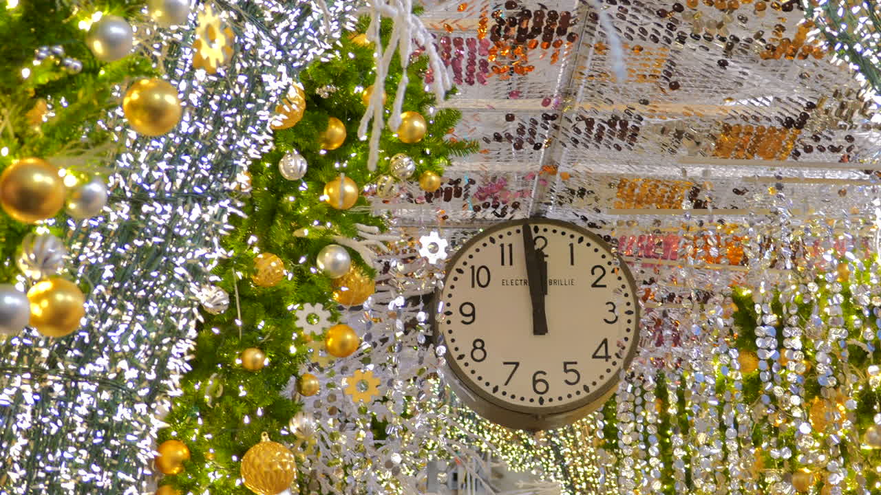 미국 뉴욕 첼시 시장의 시계가 있는 반짝이는 크리스마스 장식