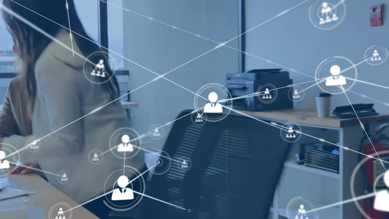 animación de la red de conexiones con las personas iconos sobre diversas personas de negocios en la oficina