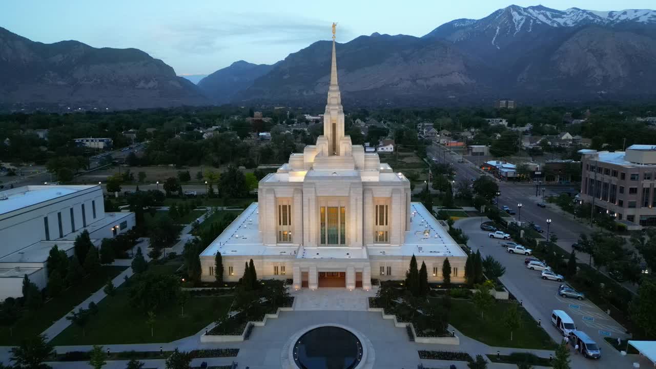 오그덴 유타의 lds 몰몬 사원 드론 비행 아름다운 여름 밤에 황혼에 비행 사원 앞의 넓은  ⁇  드론이 천천히 뒤로 날아 가고 배경에는 wasatch 산맥