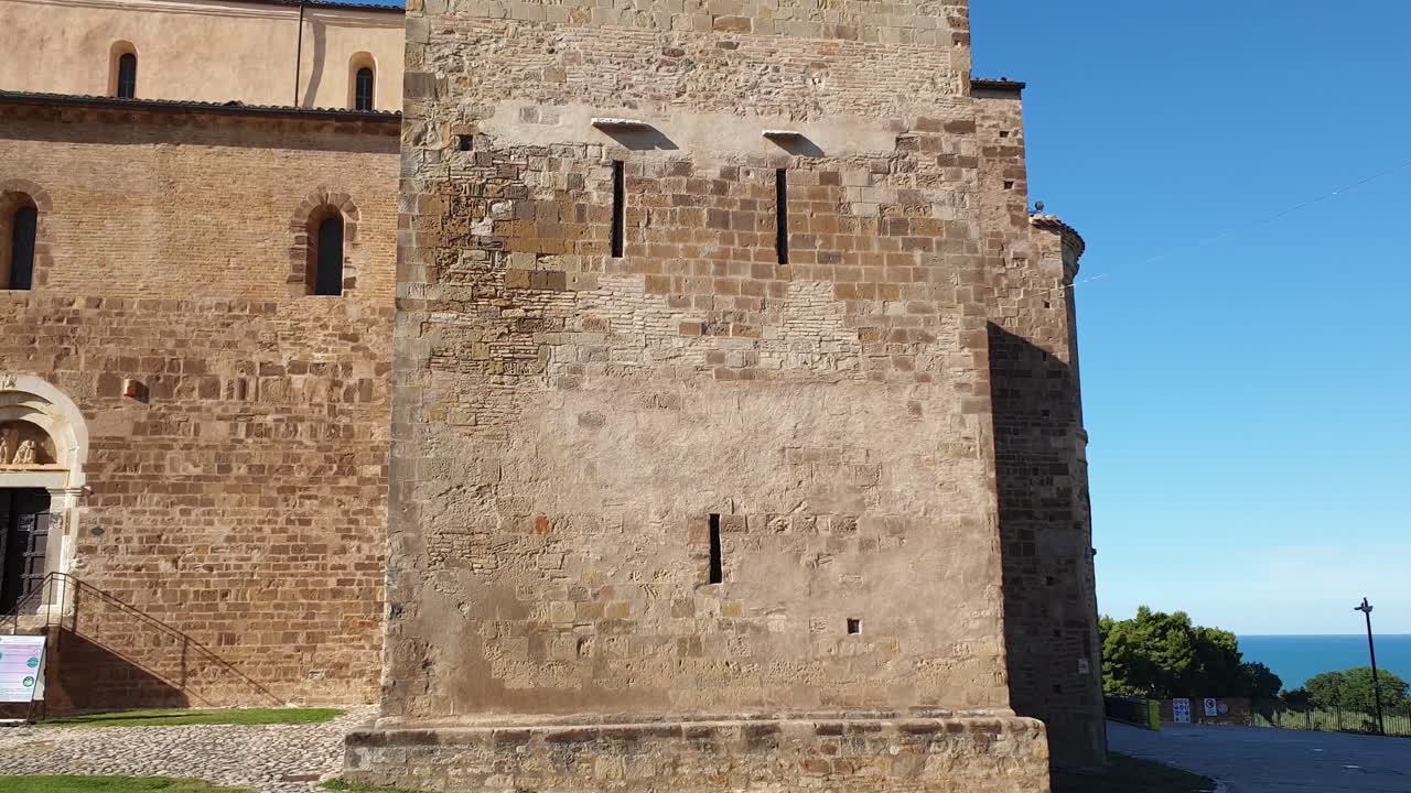 Campanile dell'Abbazia di San Giovanni in Venere, Abruzzo