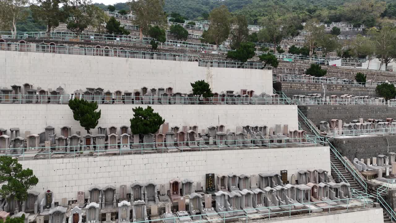 Drohnen-Luftaufnahme des Pok Fu Lam Friedhofs in Hongkong, die Hanggräber, historische Gedenkstätten und eine ruhige Kulturlandschaft von oben zeigt.