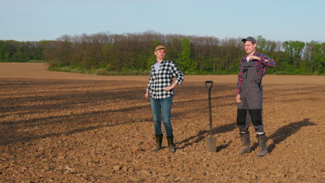 agricultores en un campo