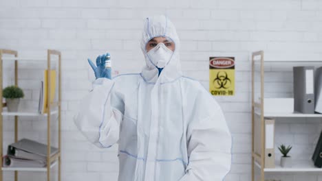 trabajador sanitario que administra la vacuna contra la covid-19