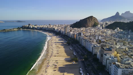 Luftbild-Kamerafahrt-Der-Stadtlandschaft-Und-Der-Goldenen-Stunde-Am-Copacabana-Strand-In-Rio-De-Janeiro