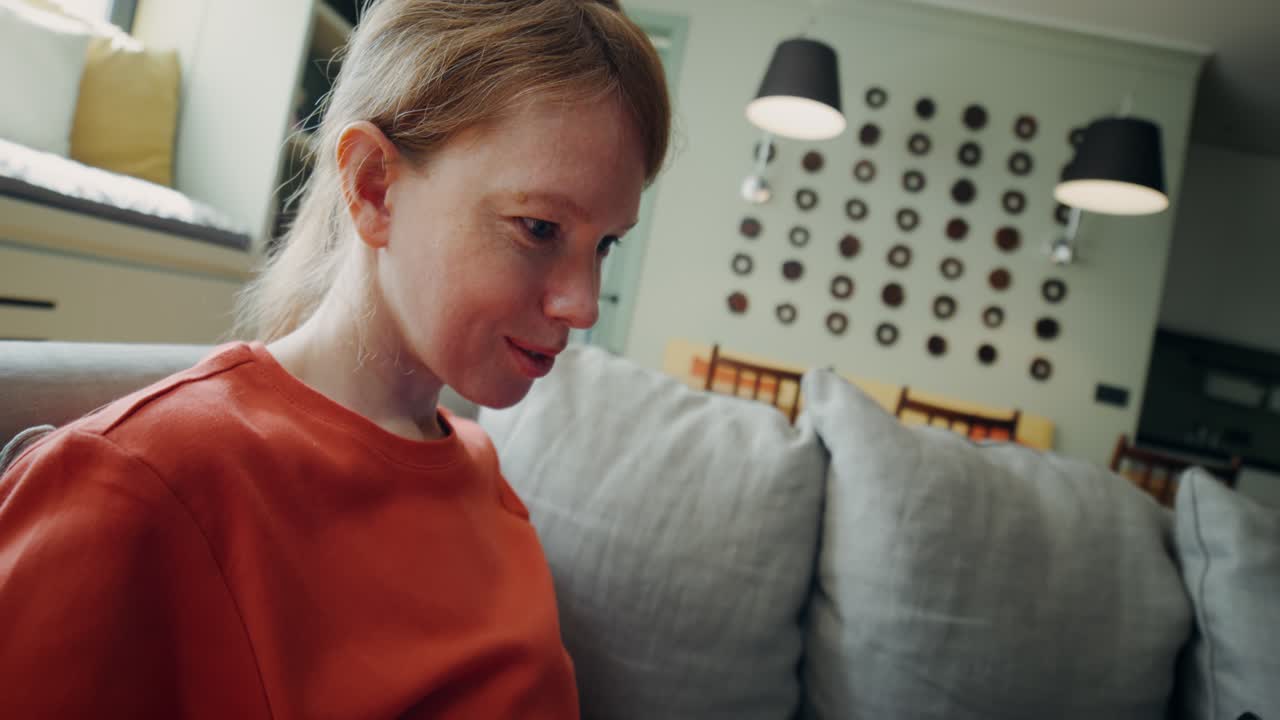 mujer trabajando desde casa en la computadora portátil