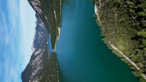 Tiro-Vertical-Naturaleza-Paisaje-De-Montañas-Y-Lagos