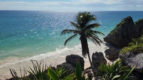 Hermosa-Playa-Al-Borde-De-Un-Acantilado