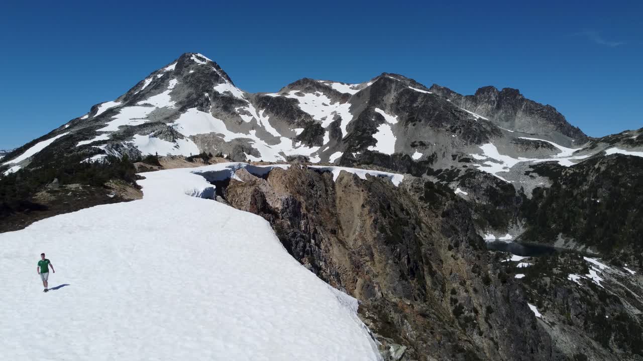 눈  ⁇ 인 산을 가로질러  ⁇ 는 사람 - 드론 영상 4k uhd