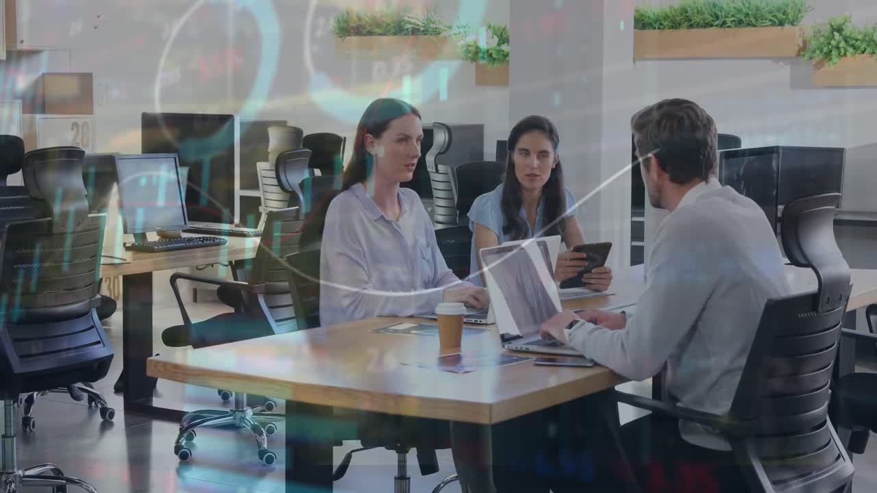 animación de estadística, procesamiento de datos del mercado de valores sobre diversos colegas discutiendo en la oficina