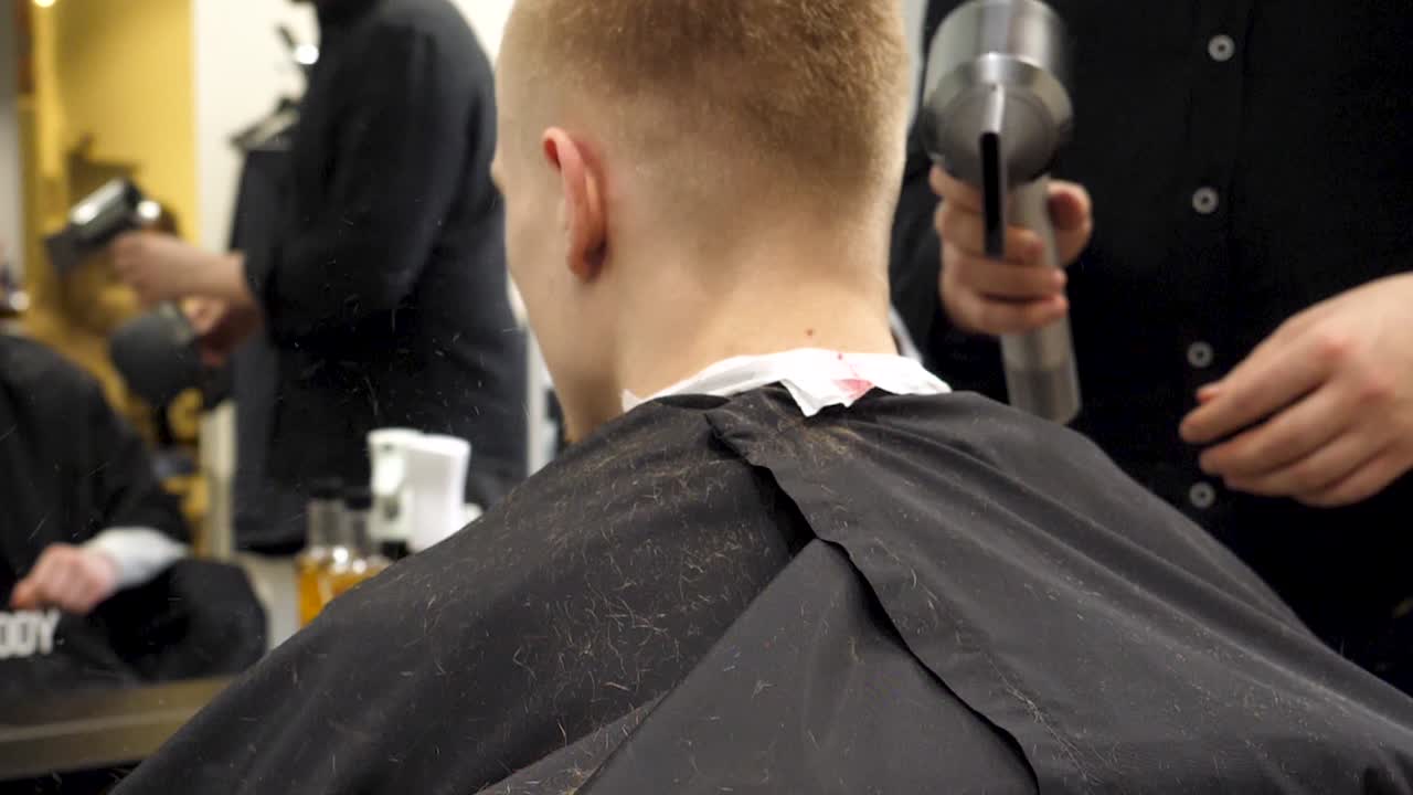 Taglio di capelli in un negozio da barbiere