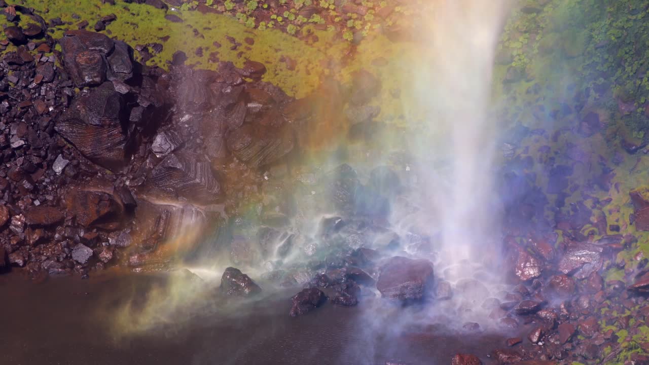 parque nacional chapada dos guimarães, mato grosso, brasil - una vista fascinante de las cascadas de niebla que se mezclan con un arco iris en cachoeira véu da noiva - de cerca