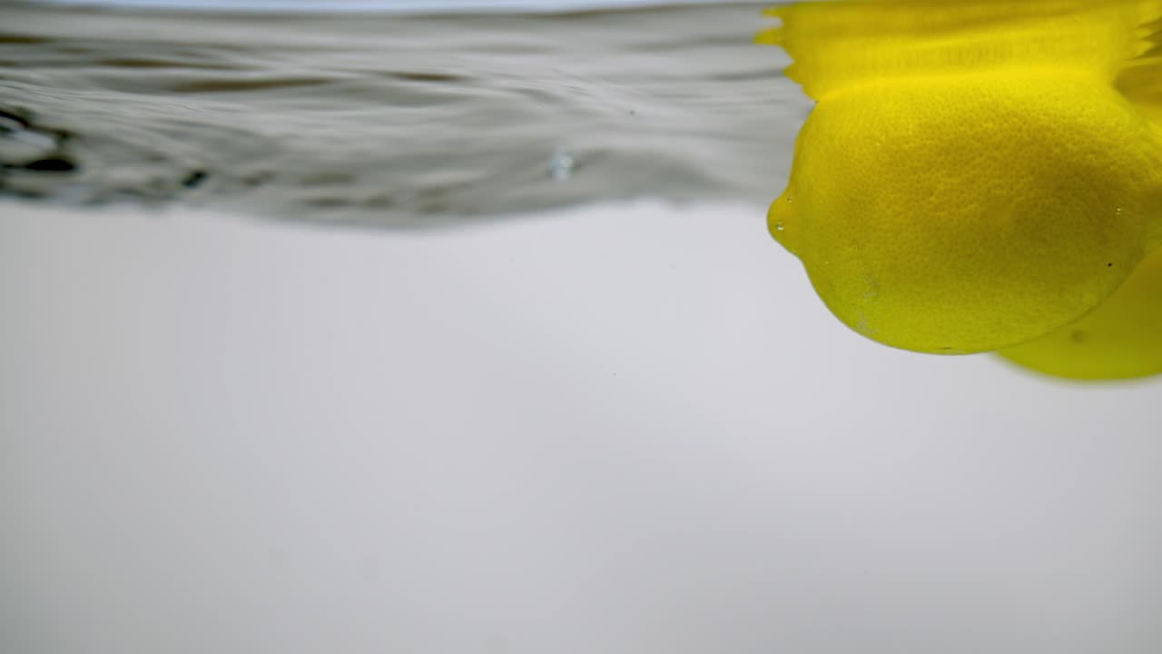 желтые лимонные цитрусовые фрукты, плавающие в водной глади, место для текста