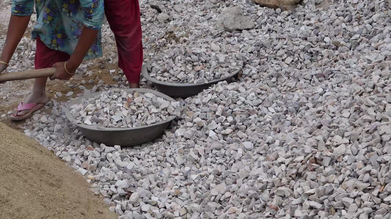 도로 건설 에서 자갈 을 사용 하는 여자