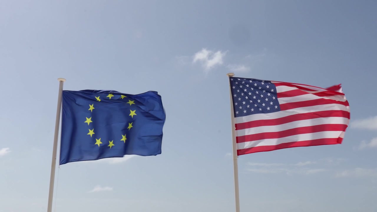 Bandiere dell'Unione Europea e degli Stati Uniti che sventolano insieme