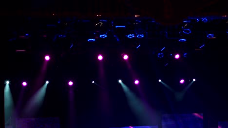 luces de escenario coloridas en un concierto.