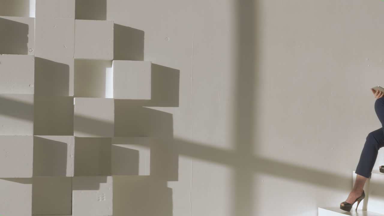 계단에 앉아 디지털 태블릿 컴퓨터를 사용하는 젊은 여성