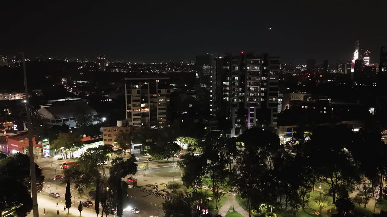 ночной трафик и городской пейзаж, видные с дрона в мехико