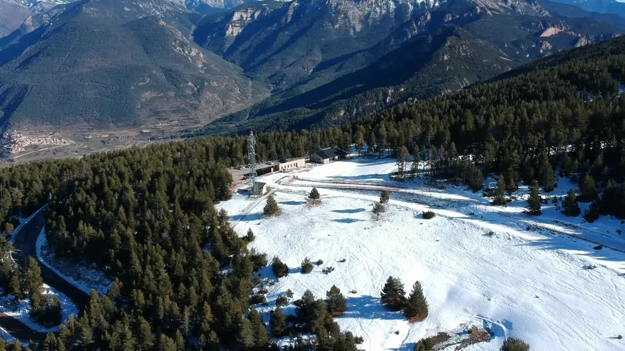 vistas aéreas de una estación de esquí vacía en cataluña en tiempos de covid