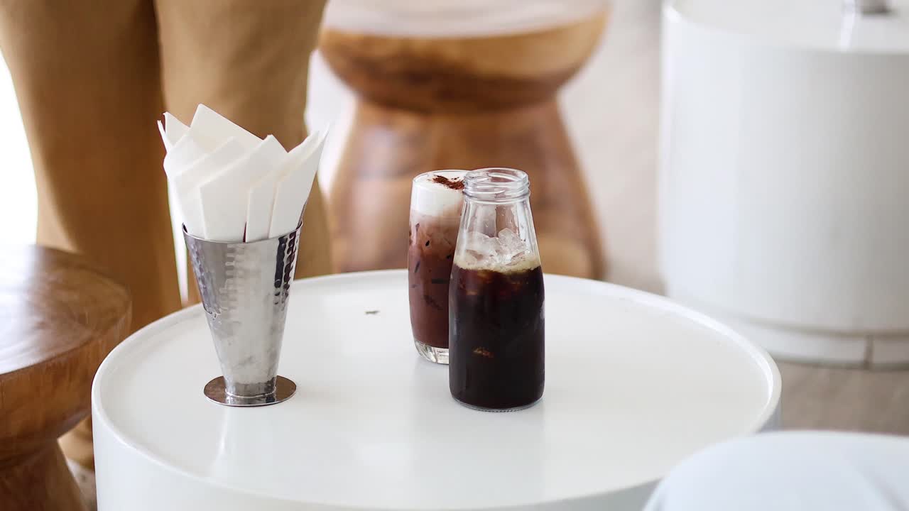 얼음 커피를 잔에 부는 순서