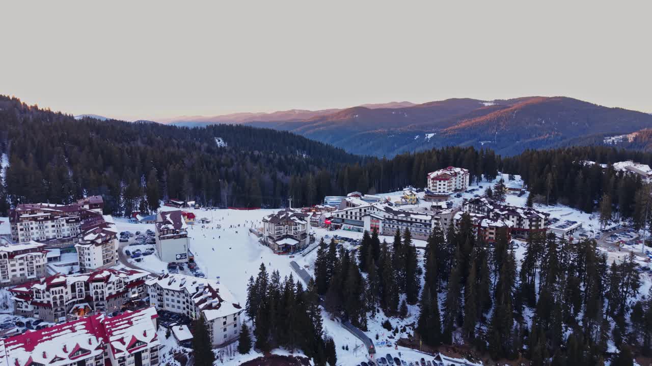 Lidé navštěvují Karpaty v Bulharsku v zimě.