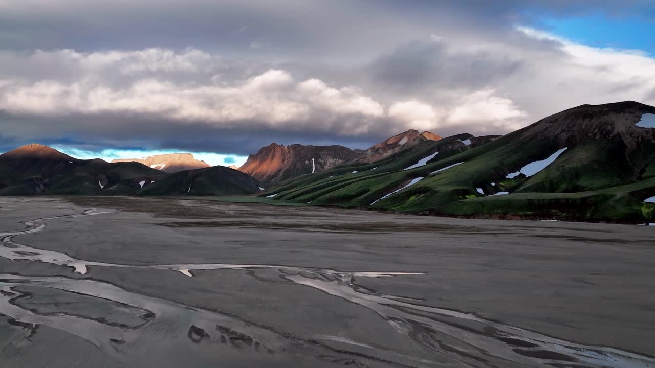 volando sobre el arroyo y el lecho del río hasta las montañas en las tierras altas de islandia