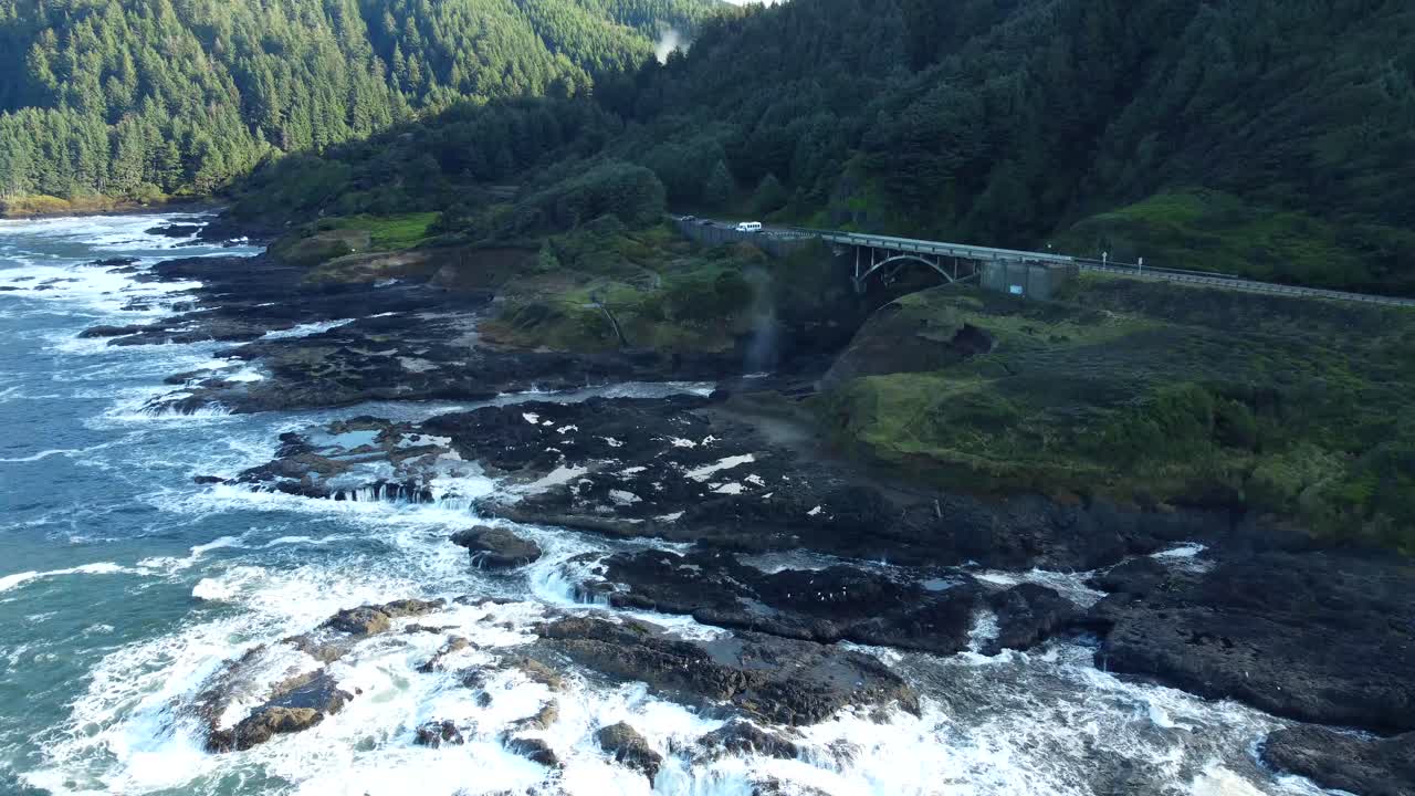 미국, 또는, 플로렌스, 토스 우물, 2024 11 25 - 고속도로 101을 따라 토스 우물을 는 의 드론 뷰