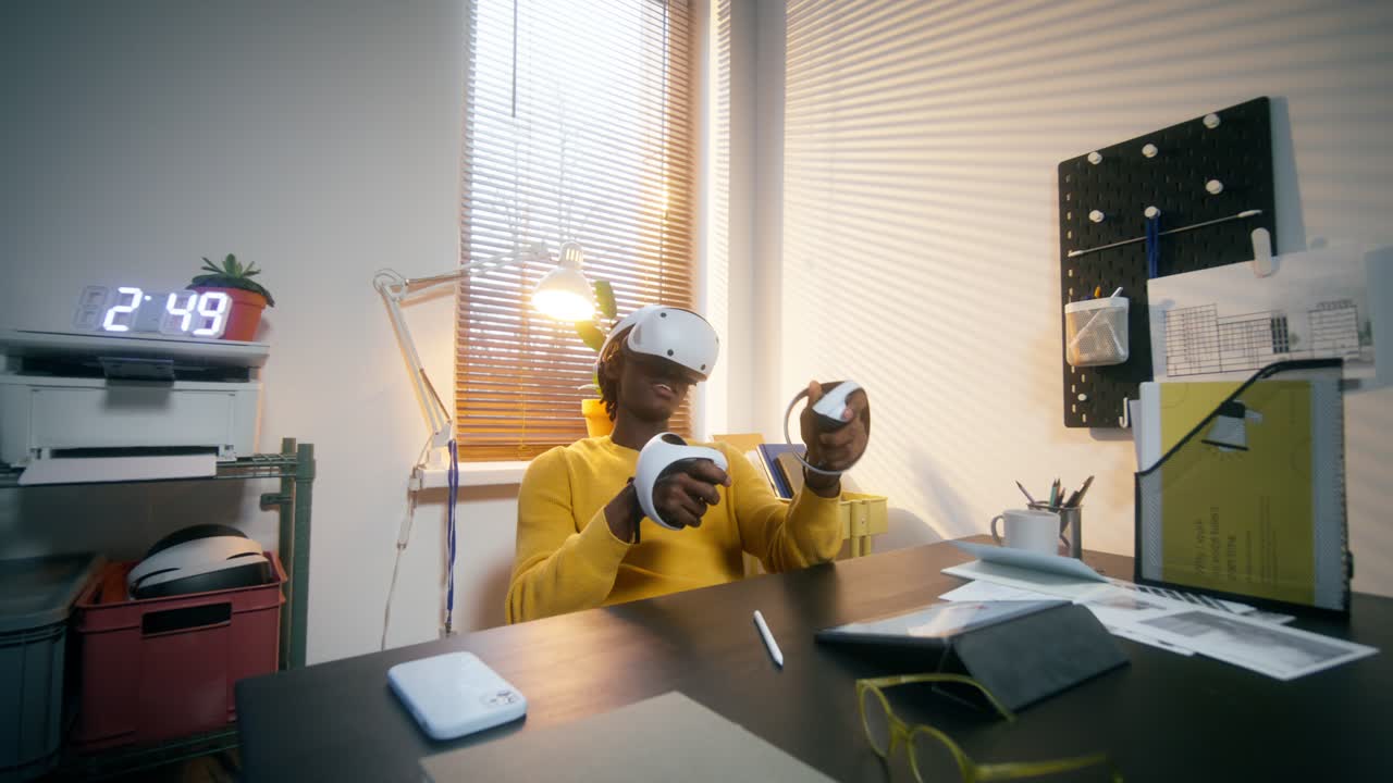 가정 사무실에서 vr 헤드을 사용하는 사람