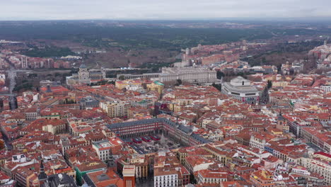 España-Plaza-Mayor-Palacio-Real-Toma-Aérea-Invierno-Día-Nublado-Madrid