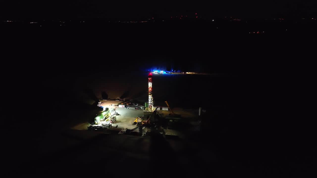 estación de perforación de petróleo y gas por la noche - disparo aéreo de avión no tripulado