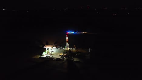 Estación-De-Perforación-De-Petróleo-Y-Gas-Por-La-Noche---Toma-Aérea-De-Drones