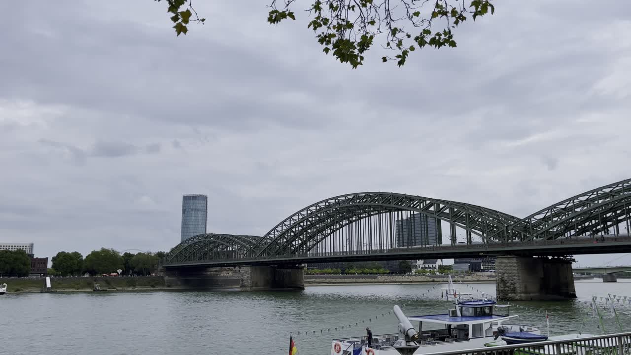 ⁇ 른 에서 라인 강 과 호엔젤렌 다리 와 도이츠 지역 을 볼 수 있다