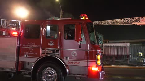 camiones de bomberos respondiendo por la noche