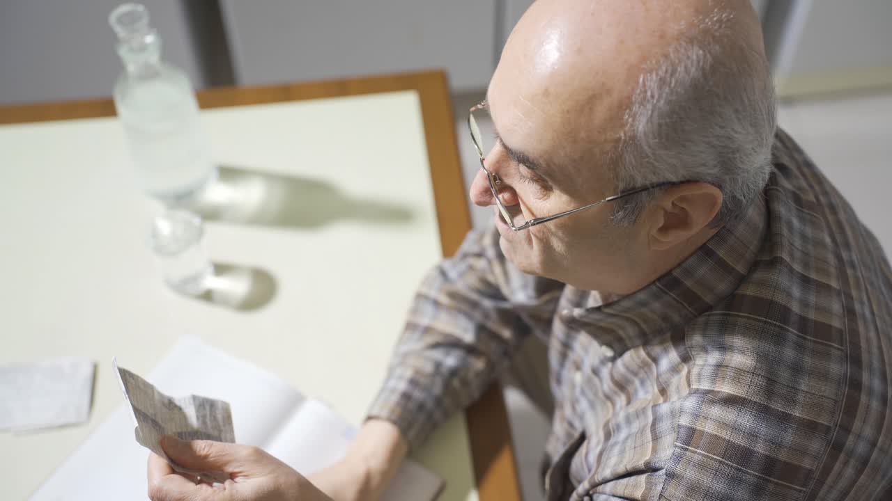 el hombre jubilado que calcula el presupuesto del hogar está molesto.