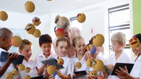 iconos emoji con maestros y niños de la escuela sosteniendo tabletas en el fondo 4k