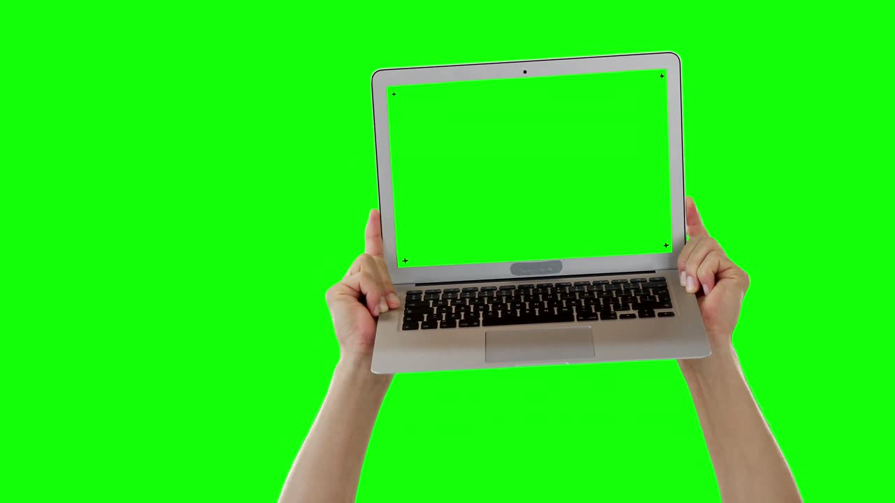 las manos sosteniendo el portátil