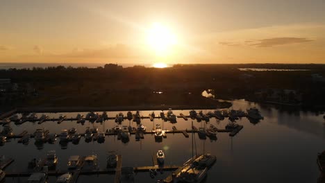 Luftaufnahme-Des-Yachthafens-Des-Grand-Cayman-Yacht-Club-Auf-Den-Kaimaninseln-Bei-Sonnenuntergang