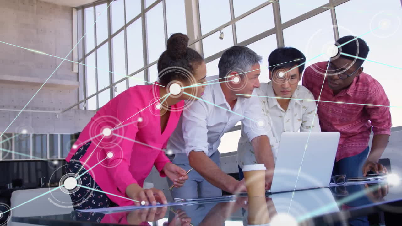 사무실에서 다양한 사업가들과의 아이콘과의 연결 네트워크의 애니메이션