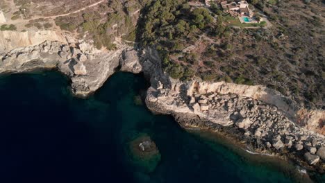 西班牙马洛卡卡拉菲格拉 (mallorca cala figuera) 从上方观看,使用nd过<unk>器和一天中的不同时间使用dji mavic air的无人机以4k24fps的速度