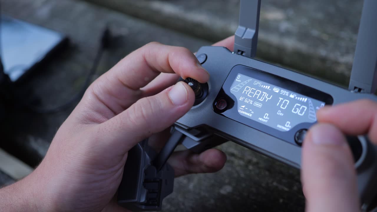 dji mavic 2의 드론 리모컨, 손가락 조절 오른쪽과 왼쪽 움직임