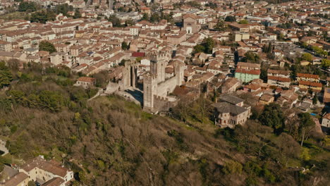 Drone-shot-over-Scaligero-castle,-Mantova-Italy