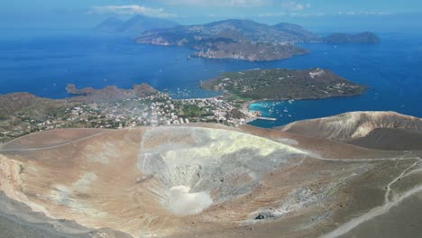 Vista-Panorámica-Del-Cráter-De-La-Isla-Volcánica-En-Las-Islas-Eolias-Volcánicas,-Sicilia,-Italia---Antena-4k-Hacia-Atrás