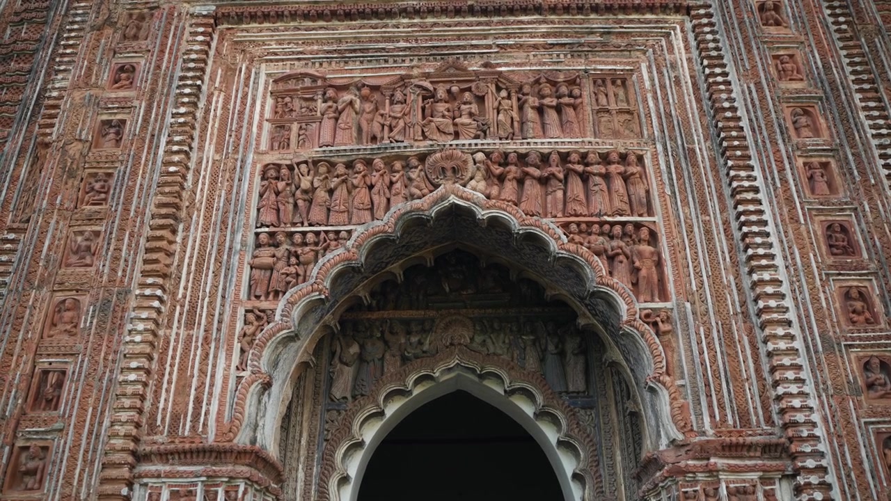Este templo forma parte del complejo de templos Kalna Rajbari, y sus paredes presentan varios tipos de intrincados grabados.