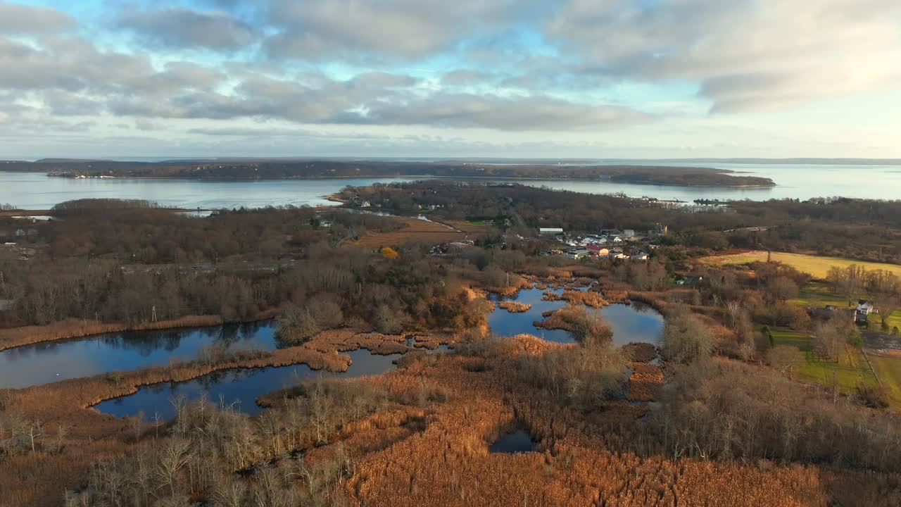 una vista aérea sobre un pantano salado en greenport, ny por el sonido de long island en un hermoso día con cielos azules y nubes blancas
