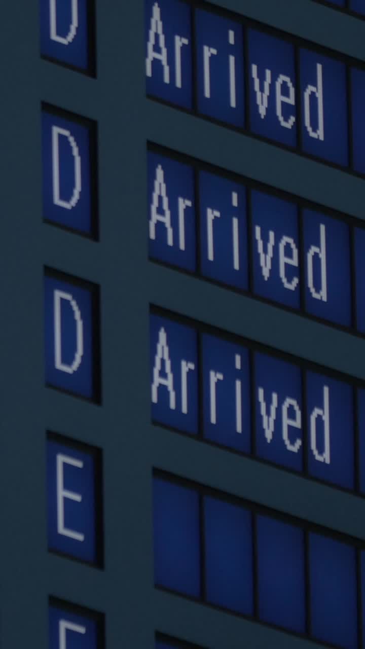 Panel de información digital del aeropuerto mostrando el estado de las llegadas